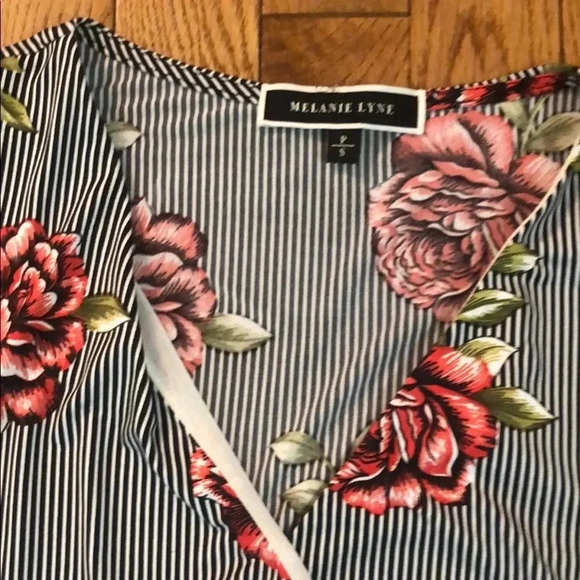 💞2/$15 Melanie Lyne Top - Picture 3 of 3
